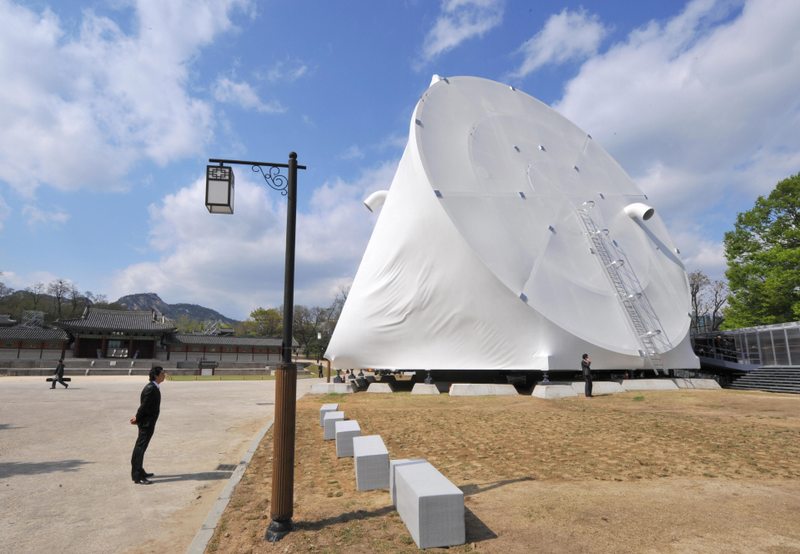 Illustration for article titled A Transforming Tetrahedron Invades Korea